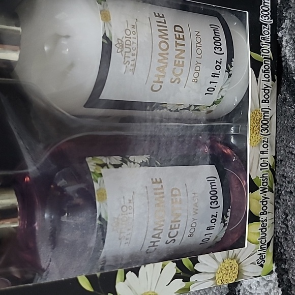 STUDIO SELECTION CHAMOMILE SCENTED BODY WASH & LOTION GIFT SET - Picture 2 of 7
